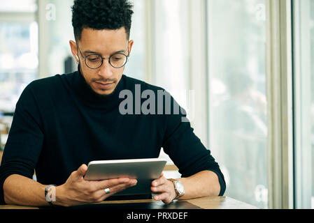 Geschäftsmann mit digitalen Tablet Stockfoto