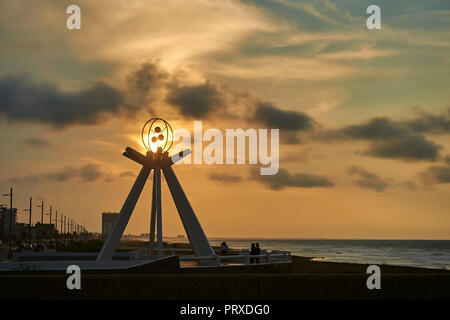 COATZACOALCOS, VER/MEXIKO - Okt 2, 2018: Die Menschen genießen den Sonnenuntergang am "Plaza de la Paz" (Platz des Friedens) am Strand. Stockfoto