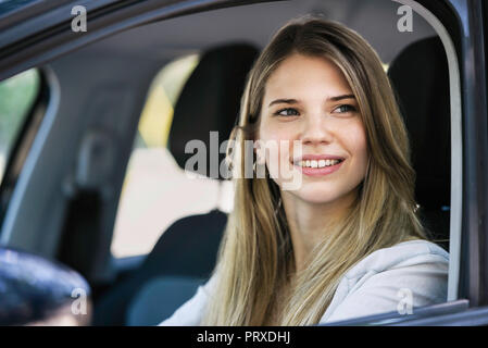 Junge Frau im Auto Stockfoto