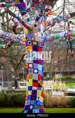 "Die Erinnerung an Baum' war ein Flickenteppich bedeckte Eiche in Stratford-upon-Avon, Großbritannien Stockfoto