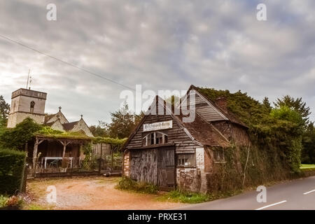 Oktober 2017 - Ruine der alten Garage in dem kleinen Dorf Bechworth, Surrey, Großbritannien Stockfoto