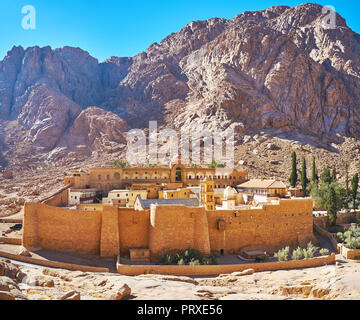 Die mittelalterliche befestigte Kloster der Hl. Katharina, am Fuße der Rocky in der gleichnamigen Stadt, Sinai, Ägypten. Stockfoto