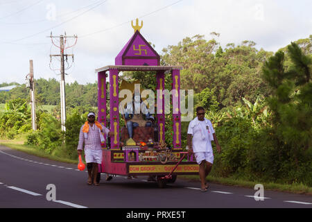Port Louis, Mauritius - 11. Februar 2018 - Männer ziehen einen Warenkorb mit Statue des Gottes Shiva während der Feiern des Hindu festival Maha Shivaratri (große Nig Stockfoto