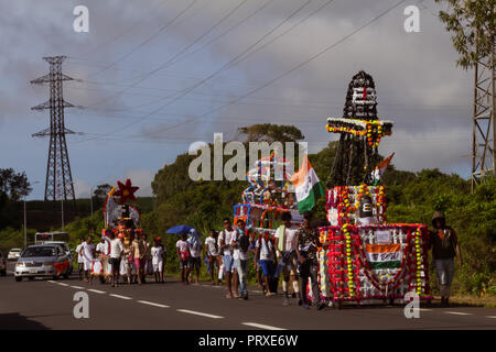 Port Louis, Mauritius - 11. Februar 2018 - Männer ziehen einen Warenkorb mit Statue des Gottes Shiva dring Feiern der Hindu festival Maha Shivaratri (sehr nahe. Stockfoto