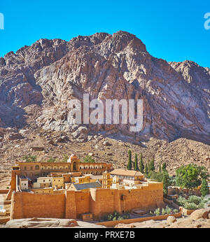 St. Katharinenkloster am Fuß der riesigen Bergkette gelegen, neben dem Berg Sinai, Ägypten. Stockfoto