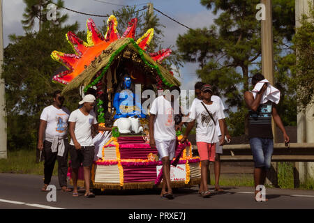 Port Louis, Mauritius - 11. Februar 2018 - Männer ziehen einen Warenkorb mit Statue des Gottes Shiva während der Feiern des Hindu festival Maha Shivaratri (große Nig Stockfoto