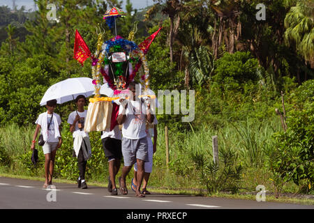 Port Louis, Mauritius - 11. Februar 2018 - Männer tragen eine eingerichtete Plattform während der Feiern des Hindu festival Maha Shivaratri (grosse Nacht von Shiva Stockfoto