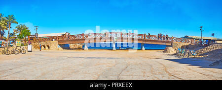 DAHAB, Ägypten bis zum 25. Dezember 2017: Panorama der Fußgänger-holzbrücke am Ufer des Golfes von Aqaba, am 25. Dezember in Dahab. Stockfoto