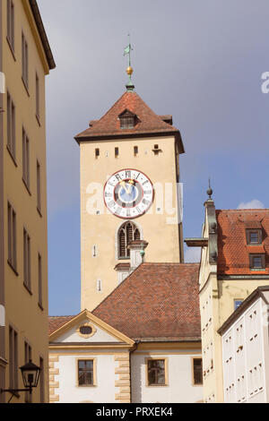 REGENSBURG, Deutschland - 2. April 2018 - Blick auf die Straße und den alten Turm. Das mittelalterliche Zentrum der Stadt ist ein UNESCO-Weltkulturerbe. Stockfoto