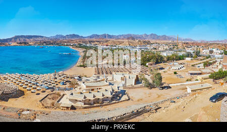 Panorama der Landschaft der Wüste von Sharm El Maya Bezirk mit Strand Zone rund um den Hafen, schattenspendenden Palmen Garten, alte Basar Viertel und Rocky mountai Stockfoto