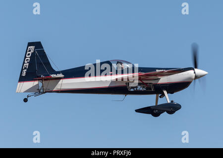 Melissa Andrzejewski Fliegen ein Edge 540 aerobatic Flugzeug. Stockfoto