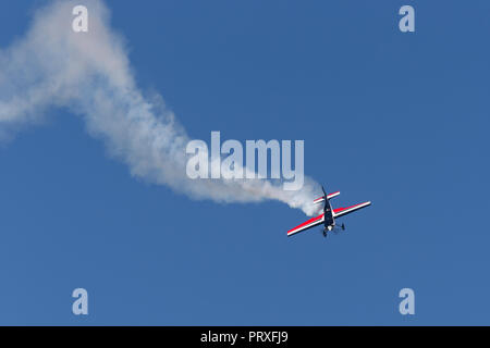 Melissa Andrzejewski Fliegen ein Edge 540 aerobatic Flugzeug. Stockfoto