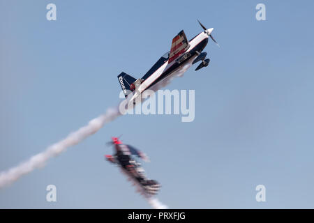 Melissa Andrzejewski Fliegen ein Edge 540 aerobatic Flugzeug mit Überspringen Stewart fliegen in Pitts Special S-2 Flugzeuge. Stockfoto