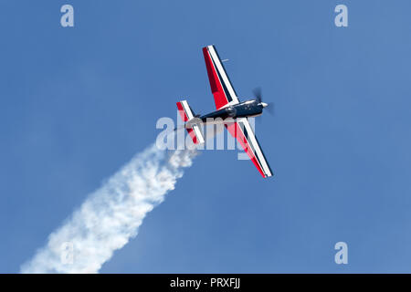 Melissa Andrzejewski Fliegen ein Edge 540 aerobatic Flugzeug. Stockfoto