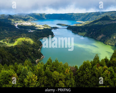 Luftaufnahme von Lagoa Verde und Lagoa Azul - Seen in Sete Cidades vulkanischen Krater auf der Insel San Miguel, Azoren, Portugal. Stockfoto