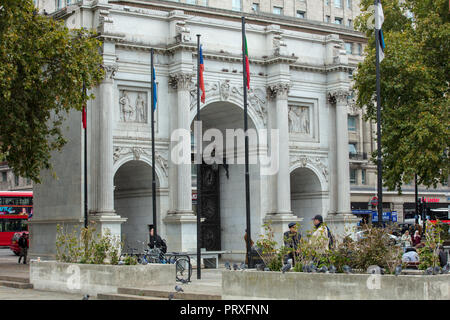 Marble Arch, London, GB. Dieses historische Monument, entworfen von John Nash, auf einer Verkehrsinsel in der Oxford Street, Park Lane, Bayswater und Edgware Road. Stockfoto