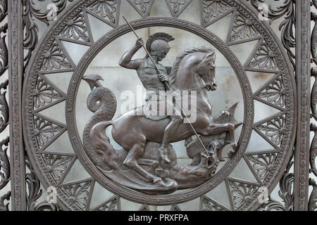 Marble Arch, London, GB. Detail der Bronzeguss Tore der Denkmal, auf einer Verkehrsinsel von stark befahrenen Straßen, Darstellung von Saint George slaying Dragon Stockfoto