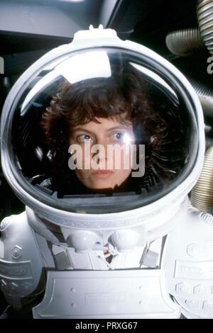 Sigourney Weaver zieht einen Raumanzug in Ridley Scott's "Alien". Weber spielt der Charakter Ellen Ripley. Datum: 1979 Bild von Credit: LMK/MediaPunch Ref: LMK11-LIB 113-080305 Untertitel: 9. März 2005 Credit: LMK/MediaPunch Stockfoto