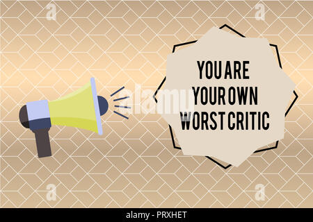 Handschrift Text schreiben Sie Ihren eigenen schlimmsten Kritiker. Konzept Sinn zu hart zu sich selbst Keine auf positives Feedback. Stockfoto