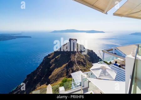 Skaros Felsen Übersehen von den Restaurants und Hotels von Imerovigli, Santorini, Kykladen, Griechenland Stockfoto
