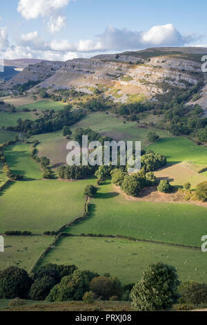 Die Kalkfelsen der Eglwyseg Escarpment über dem Tal von Llangollen, Wales, Großbritannien Stockfoto
