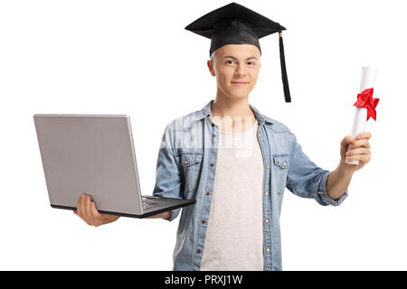 Hochschule Kerl hält ein Diplom und einen Laptop auf weißem Hintergrund Stockfoto