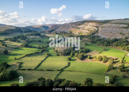Die Kalkfelsen der Eglwyseg Escarpment über dem Tal von Llangollen, Wales, Großbritannien Stockfoto