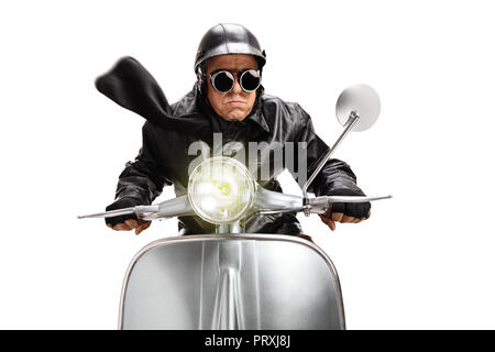 Mann mit Helm reiten ein Vintage Motorrad auf weißem Hintergrund Stockfoto