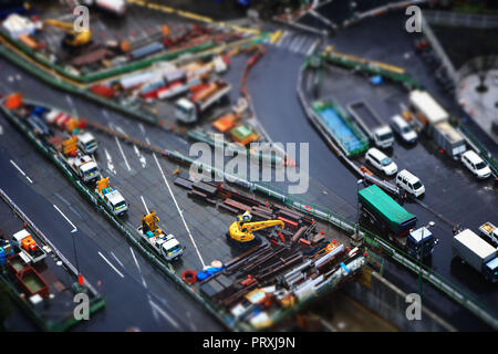 Blick von oben nach unten auf der viel befahrenen Straße in Tokio Stockfoto