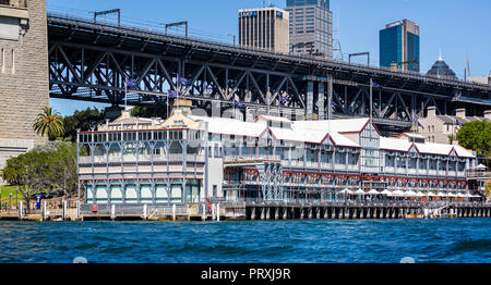 Sydney Harbour Bridge über Luxus Waterfront Hotel in Dawes Point, Sydney, NSW, Australien am 25. September 2013 Stockfoto