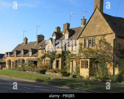 Blick auf Honigfarbenen Cotswold stone in Gebäude entlang der High Street in dem malerischen Dorf Broadway, Worcestershire, England. Stockfoto