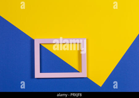 Abstrakte geometrische Formen farbiges Papier Textur Hintergrund mit leeren Bilderrahmen Stockfoto