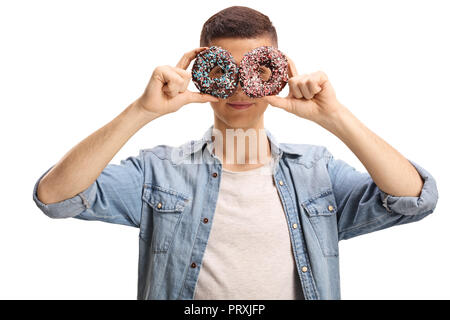 Junge männliche Holding donuts vor seinen Augen auf weißem Hintergrund Stockfoto