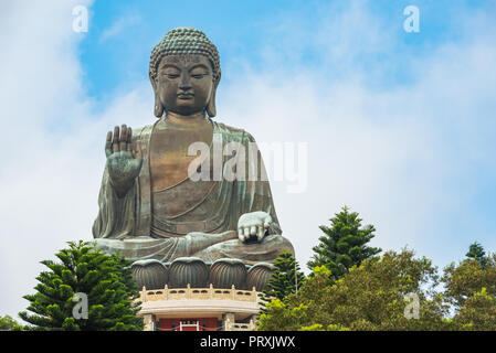 Tian Tan Buddha oder die Große Buddha Statue ist eine große Bronzestatue eines Buddha Shakyamuni, am Ngong Ping Village, Lantau Island, Hong Kong. Stockfoto