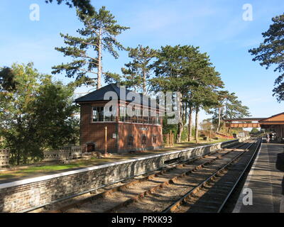 Ein Blick hinunter die Linie, die den Blick auf das Stellwerk und Bahnsteig am Broadway, auf der Gloucestershire Warwickshire Steam Railway Stockfoto