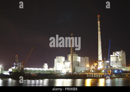 Bremen ports Nacht Stadtwerke mit Beleuchtung Energie für die Stadt Kohlekraftwerke Stockfoto