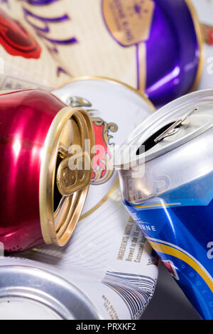 Leere Bier- und größeren Dosen Stockfoto