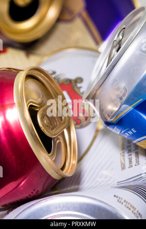 Leere Bier- und größeren Dosen Stockfoto