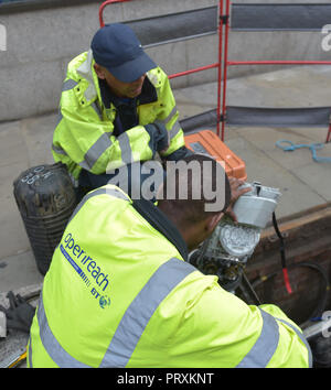 Glasfaser Breitband Ingenieure von Openreach, die Infrastruktur arm von BT Arbeit über ein Glasfaserkabel Kreuzung im Zentrum von London. Stockfoto