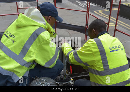 Glasfaser Breitband Ingenieure von Openreach, die Infrastruktur arm von BT Arbeit über ein Glasfaserkabel Kreuzung im Zentrum von London. Stockfoto