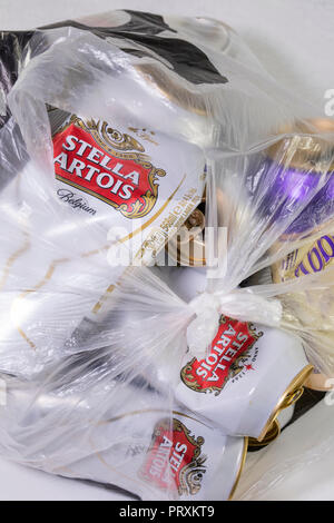 Bier und größeren Dosen in einem Plastikbeutel, England, Großbritannien Stockfoto