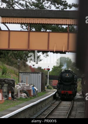 Peninsular and Oriental loco 35006 am Broadway Station auf der Gloucestershire Warwickshire Steam Railway anreisen Stockfoto