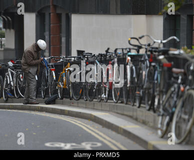 Fahrräder links gegen Geländer in Central London. Stockfoto