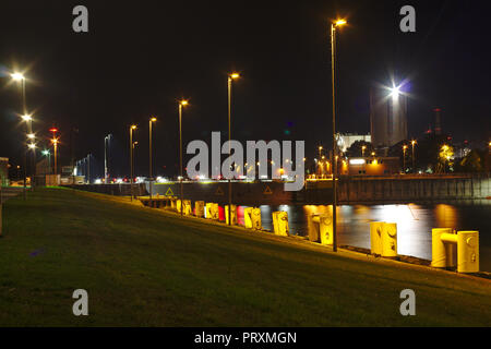 Nacht Street Promenade Bremen Hafen in der Nähe der Schleuse Stockfoto