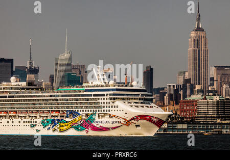 Kreuzfahrtschiff Norwegian Jewel New York Harbor Manhattan New York, New York, USA Stockfoto