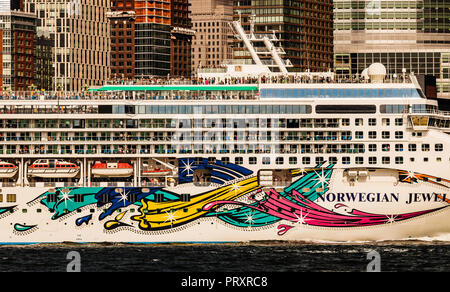 Kreuzfahrtschiff Norwegian Jewel New York Harbor Manhattan New York, New York, USA Stockfoto