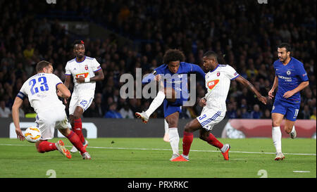 Chelsea's William (Mitte) schießt während der UEFA Europa League, Gruppe L Match an der Stamford Bridge, London. Stockfoto