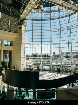 Flughafen Lissabon, Portugal - Okt 3, 2018: Rolltreppe am Haupteingang von Lissabon Humberto Delgado Flughafen Stockfoto