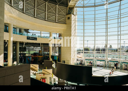 Flughafen Lissabon, Portugal - Okt 3, 2018: Rolltreppe am Haupteingang von Lissabon Humberto Delgado Flughafen Stockfoto