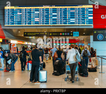 Flughafen Lissabon, Portugal - Okt 3, 2018: Passagiere am Flughafen Lissabon, auch als Flughafen Lissabon Portela, dem wichtigsten internationalen Gateway bekannt Stockfoto